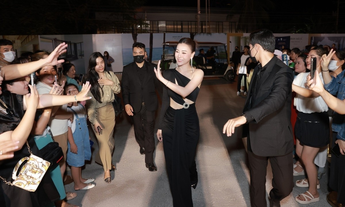 Phương Oanh được săn đón tại thảm đỏ lễ trao giải Cánh Diều Vàng