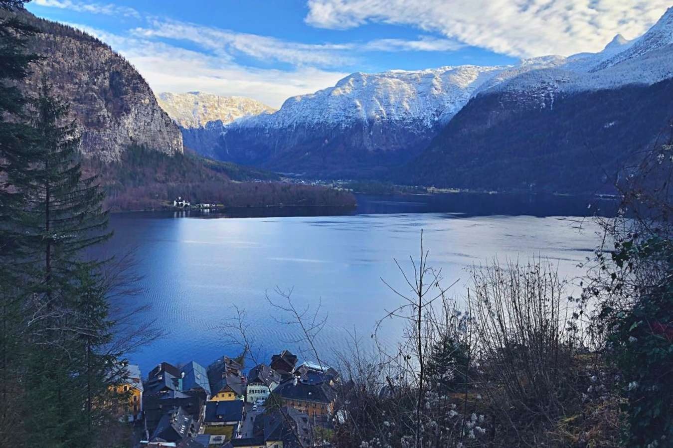 Ở Hallstatt không có đường, việc di chuyển bằng thuyền trở nên phổ biến do sự hạn chế về không gian và địa hình Ở Hallstatt không có đường, việc di chuyển bằng thuyền trở nên phổ biến do sự hạn chế về không gian và địa hình