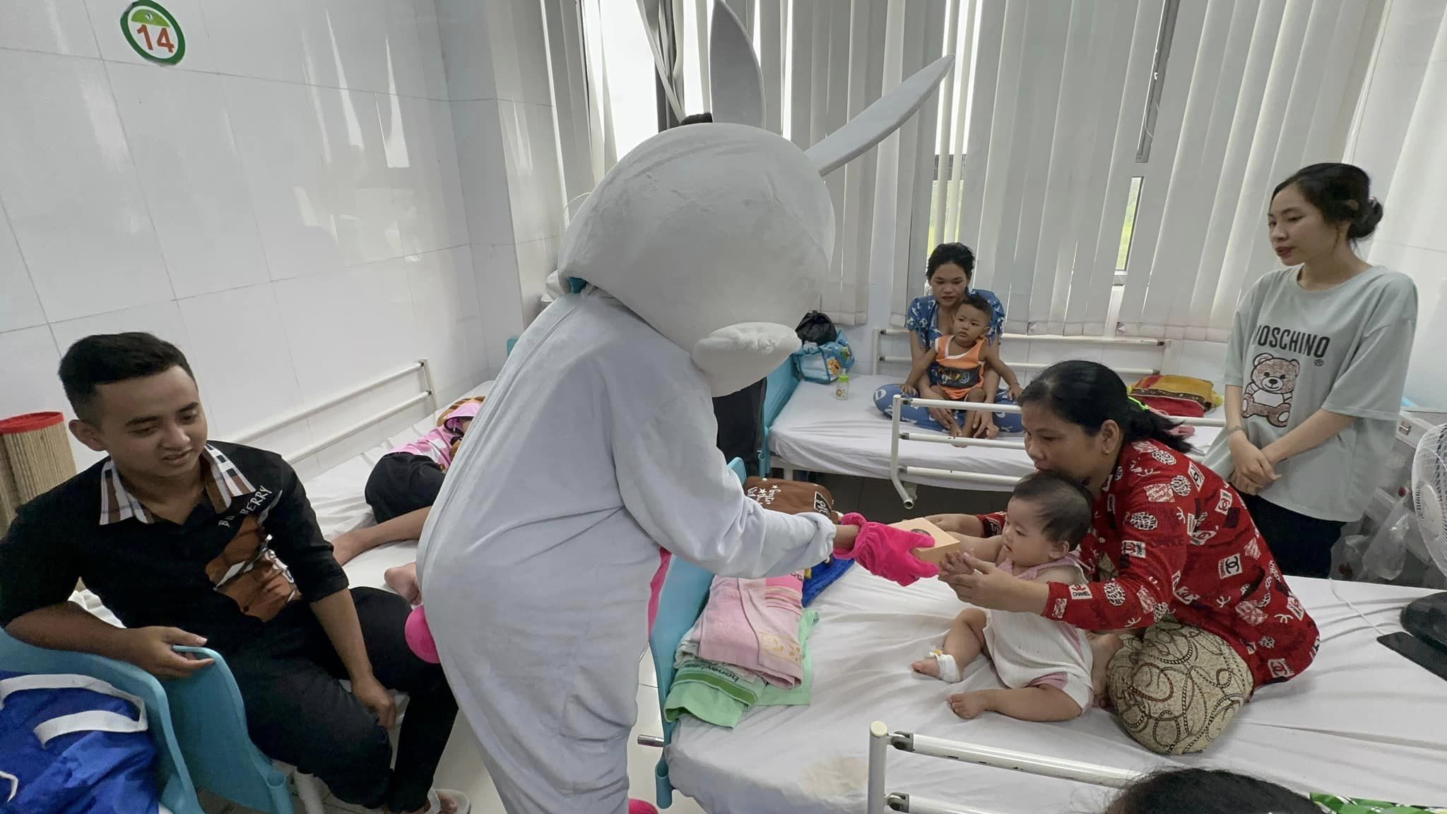 Thùy Tiên hóa thân thành thỏ trắng, giao lưu tặng quà cho các em nhỏ tại Bệnh viện Sản - Nhi Sóc Trăng Thùy Tiên hóa thân thành thỏ trắng, giao lưu tặng quà cho các em nhỏ tại Bệnh viện Sản - Nhi Sóc Trăng