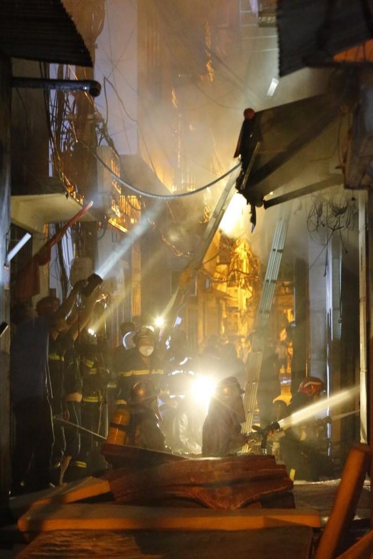 Nhiều người mắc kẹt trong vụ cháy. Ảnh: VOV2