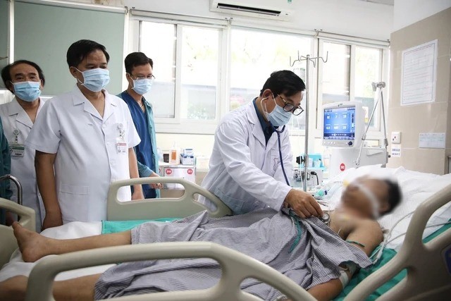 Nạn nhân trong vụ cháy trên địa bàn phường Khương Đình được chăm sóc tại bệnh viện Bạch Mai. Ảnh: VTV News