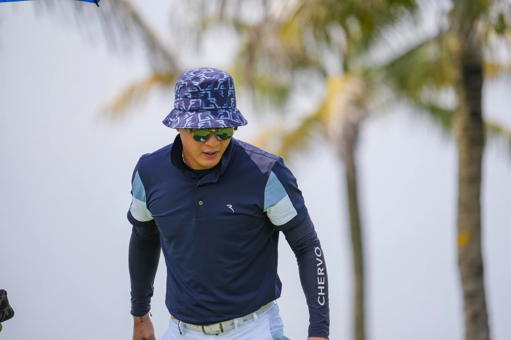 Hồng Đăng chia sẻ loạt ảnh đi chơi golf