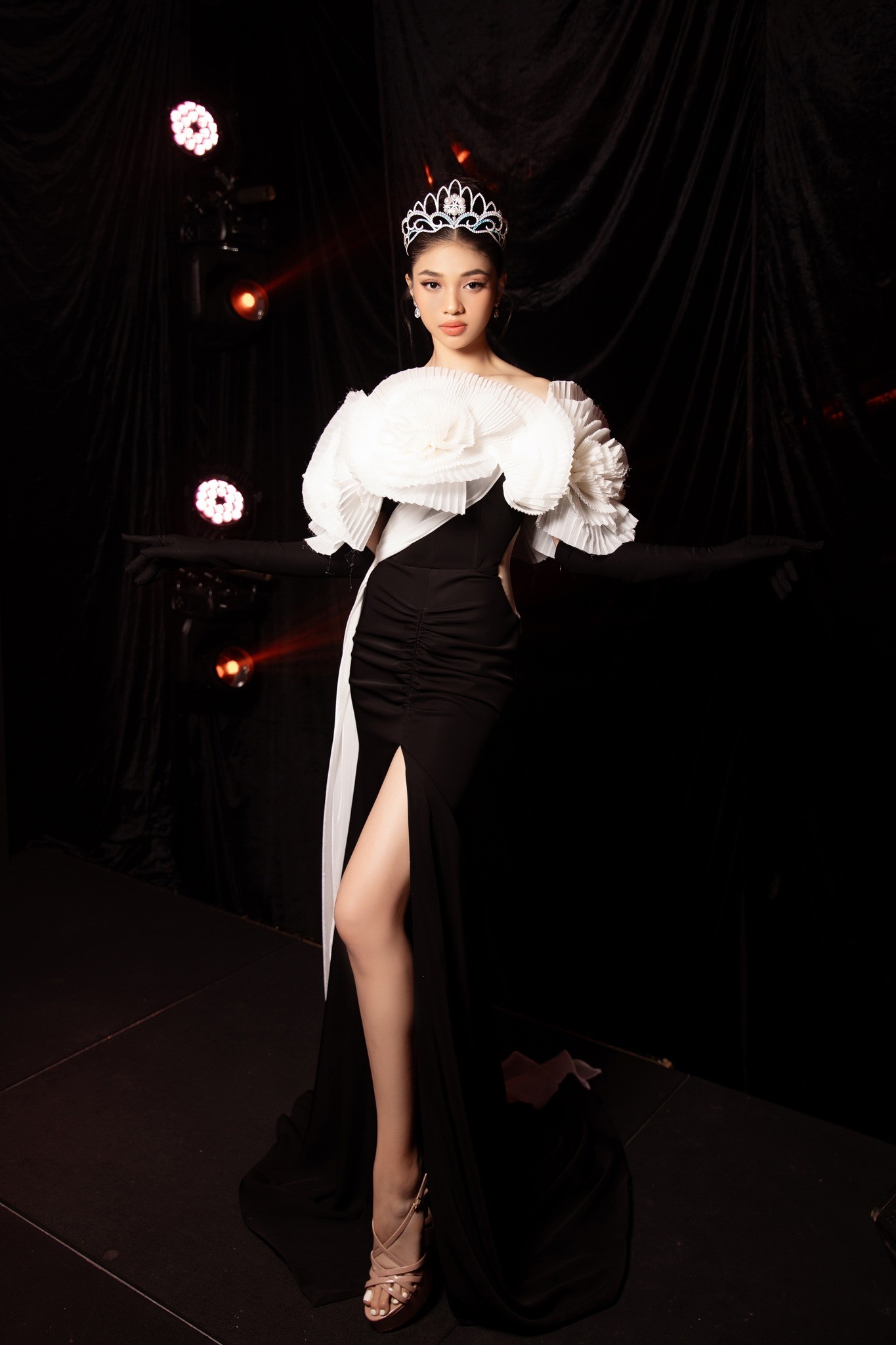 Video: Minh Kiên 'sáng như đèn pha' vươt ải CAM thường, dân tình ngắm quên luôn công chúa Elsa - Ảnh 6