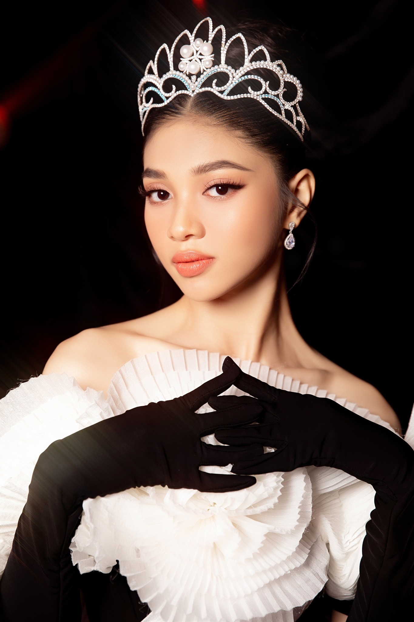 Video: Minh Kiên 'sáng như đèn pha' vươt ải CAM thường, dân tình ngắm quên luôn công chúa Elsa - Ảnh 3