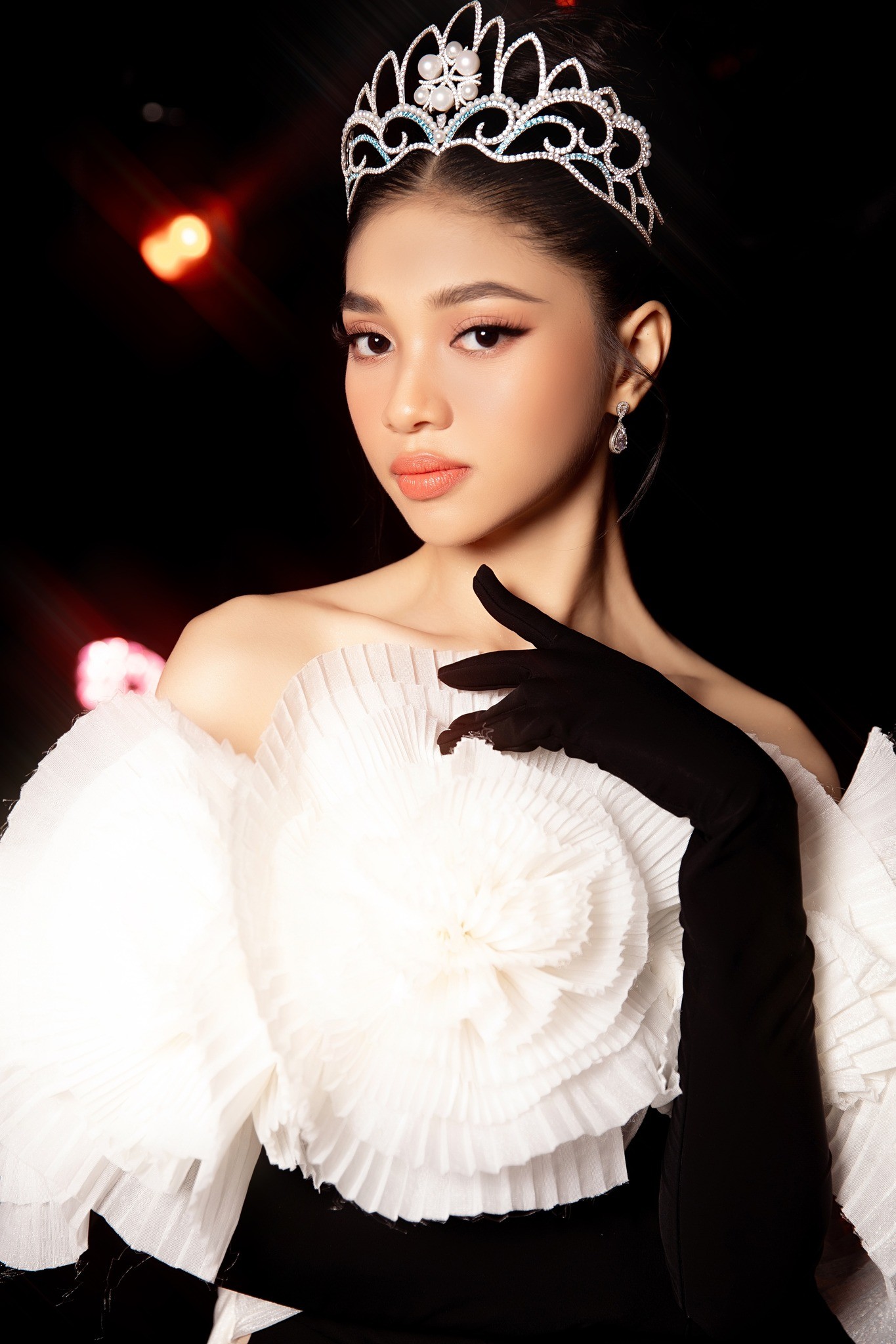 Video: Minh Kiên 'sáng như đèn pha' vươt ải CAM thường, dân tình ngắm quên luôn công chúa Elsa - Ảnh 4