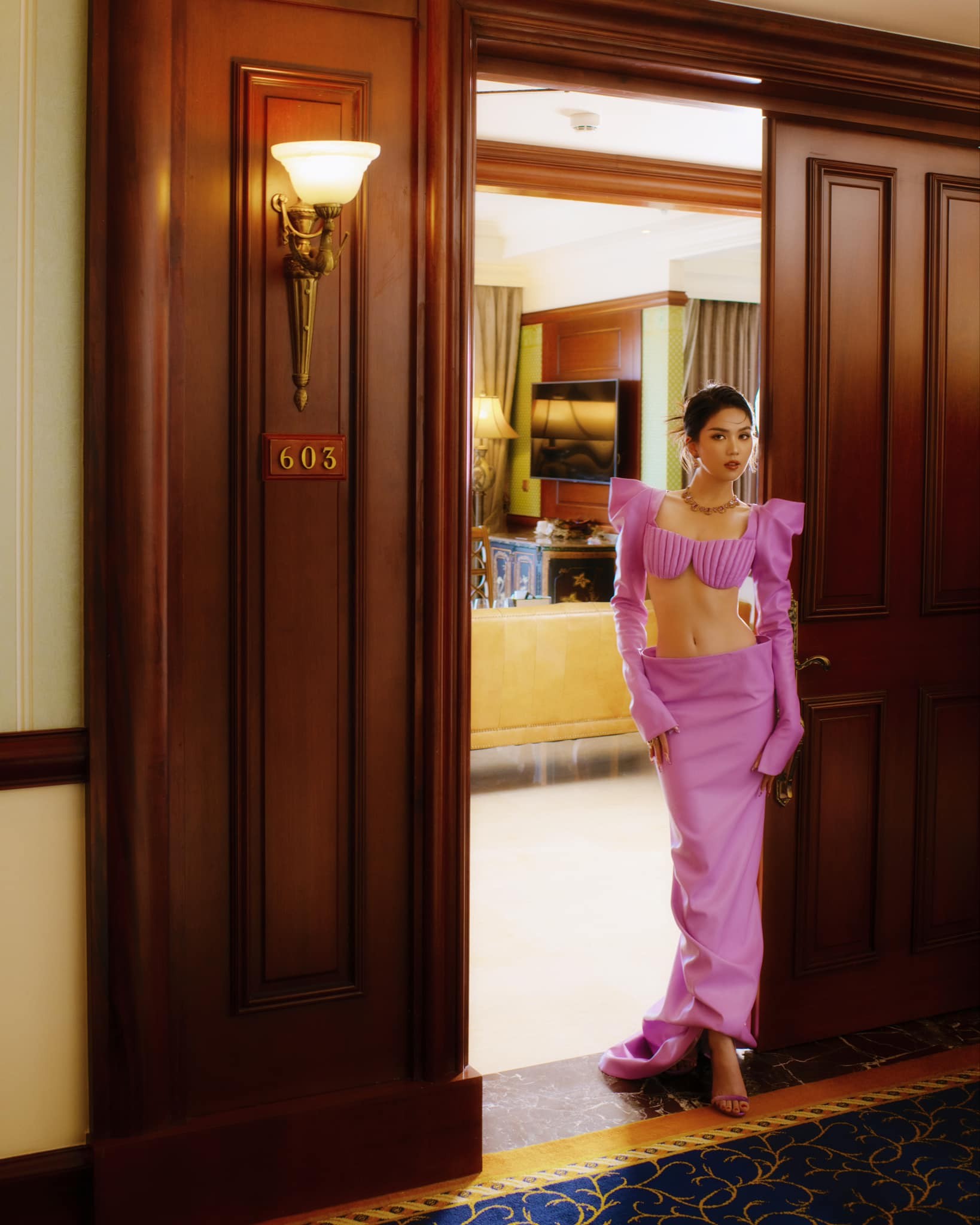 Ngọc Trinh diện đồ tắm kiệm vải, phô diễn vóc dáng '10 điểm không có nhưng' - Ảnh 1