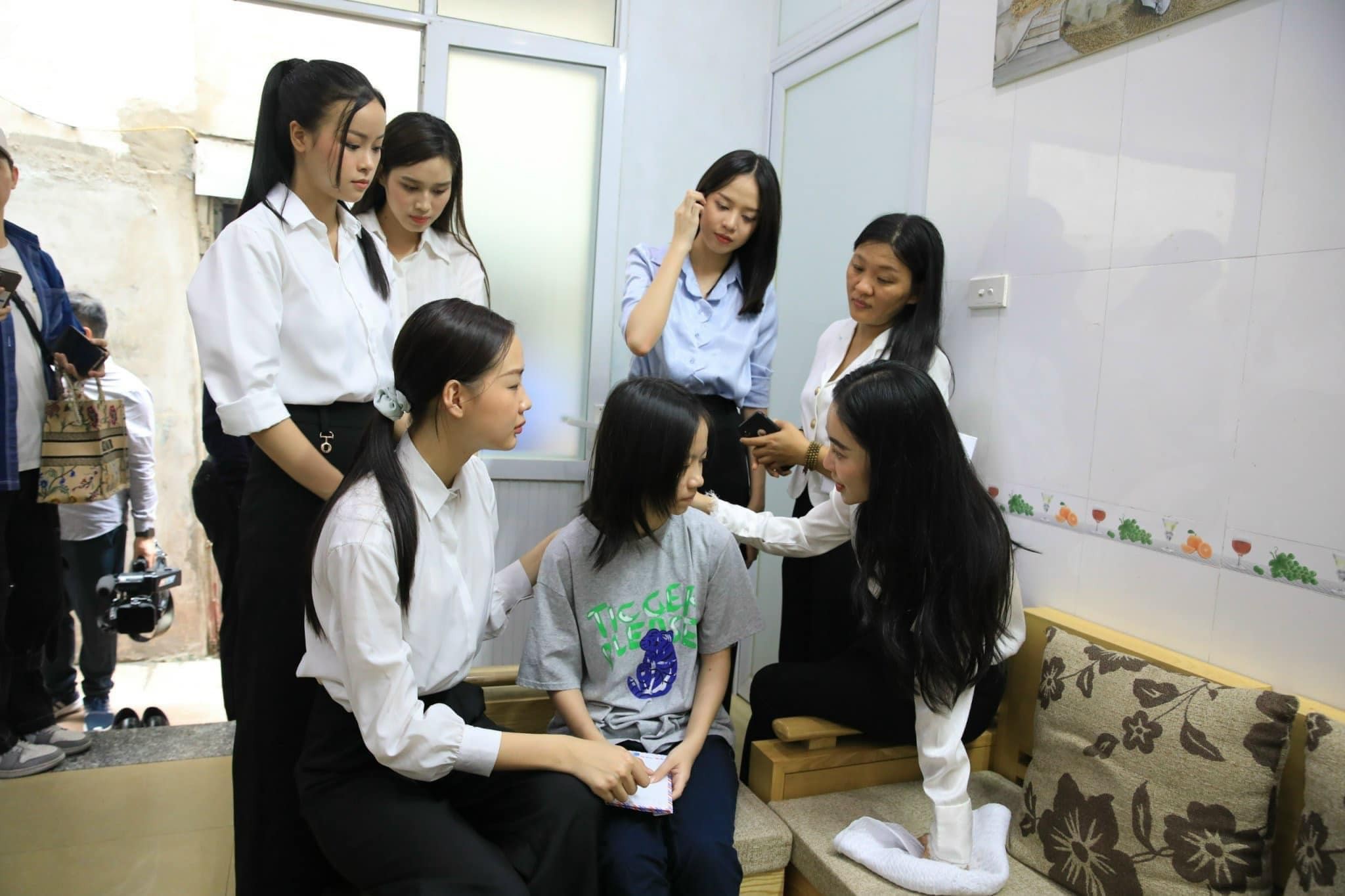 Bà Phạm Kim Dung và các Hoa - Á hậu có việc làm hướng đến nạn nhân trong vụ cháy tại Hà Nội