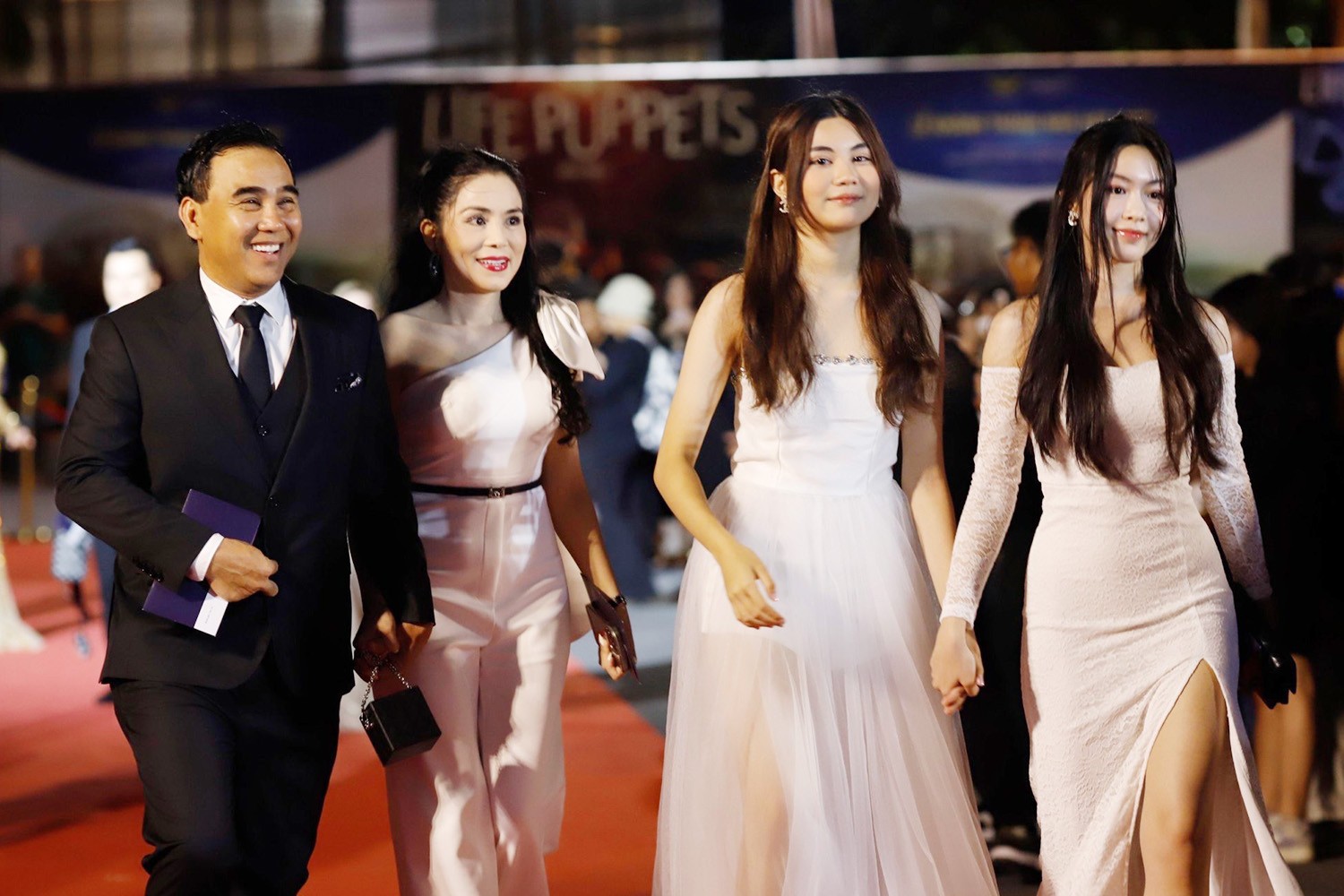 Gia đình Quyền Linh dự thảm đỏ Cánh Diều