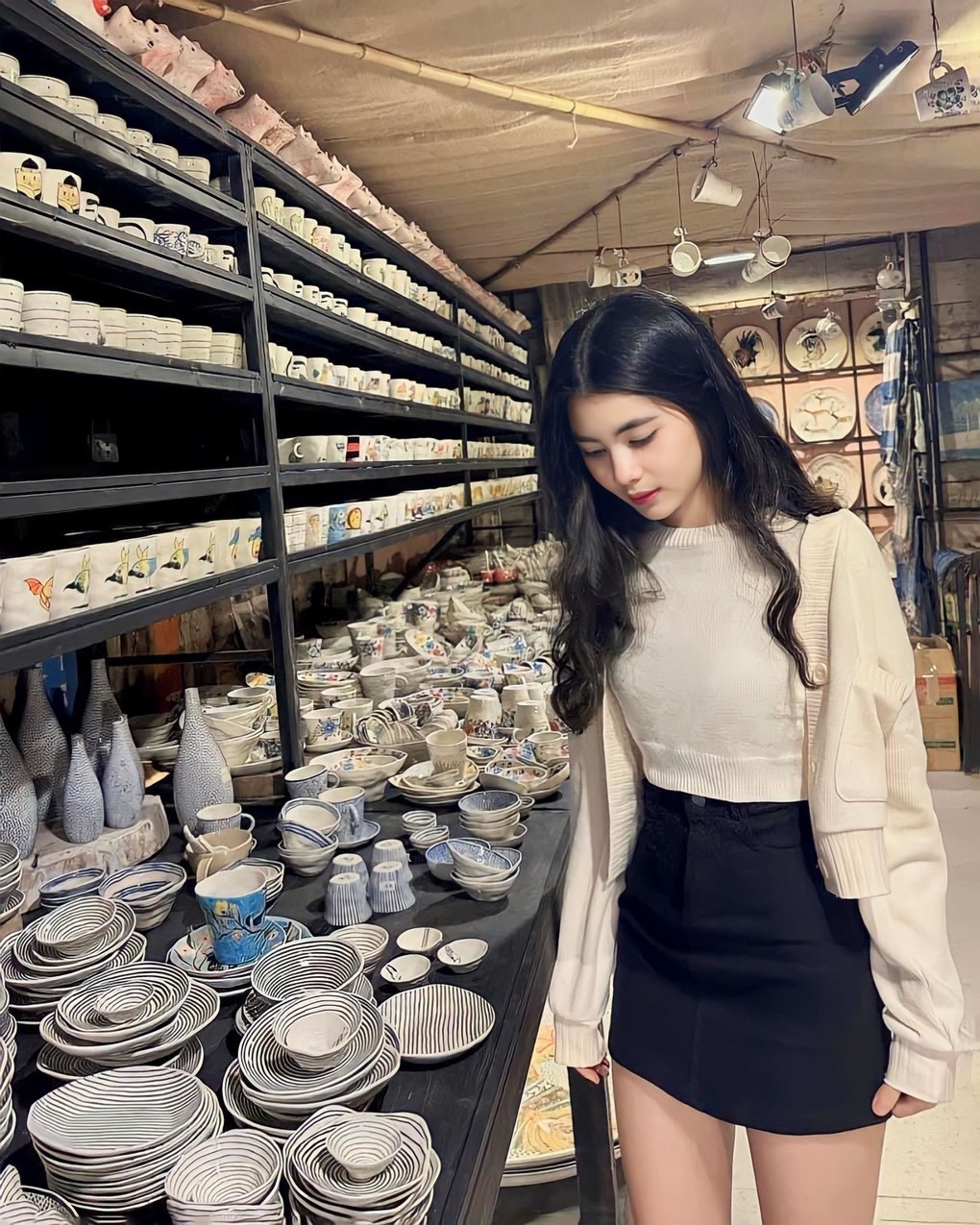 Mặc chân váy siêu ngắn, Mai Thảo Ngọc làm nổi bật vóc dáng mảnh mai