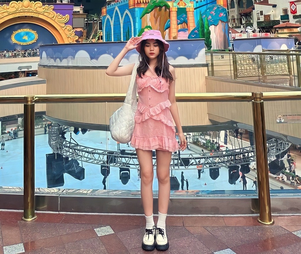 Hai ái nữ nhà Quyền Linh chuộng váy ngắn khoe chân dài như hoa hậu  - Ảnh 1