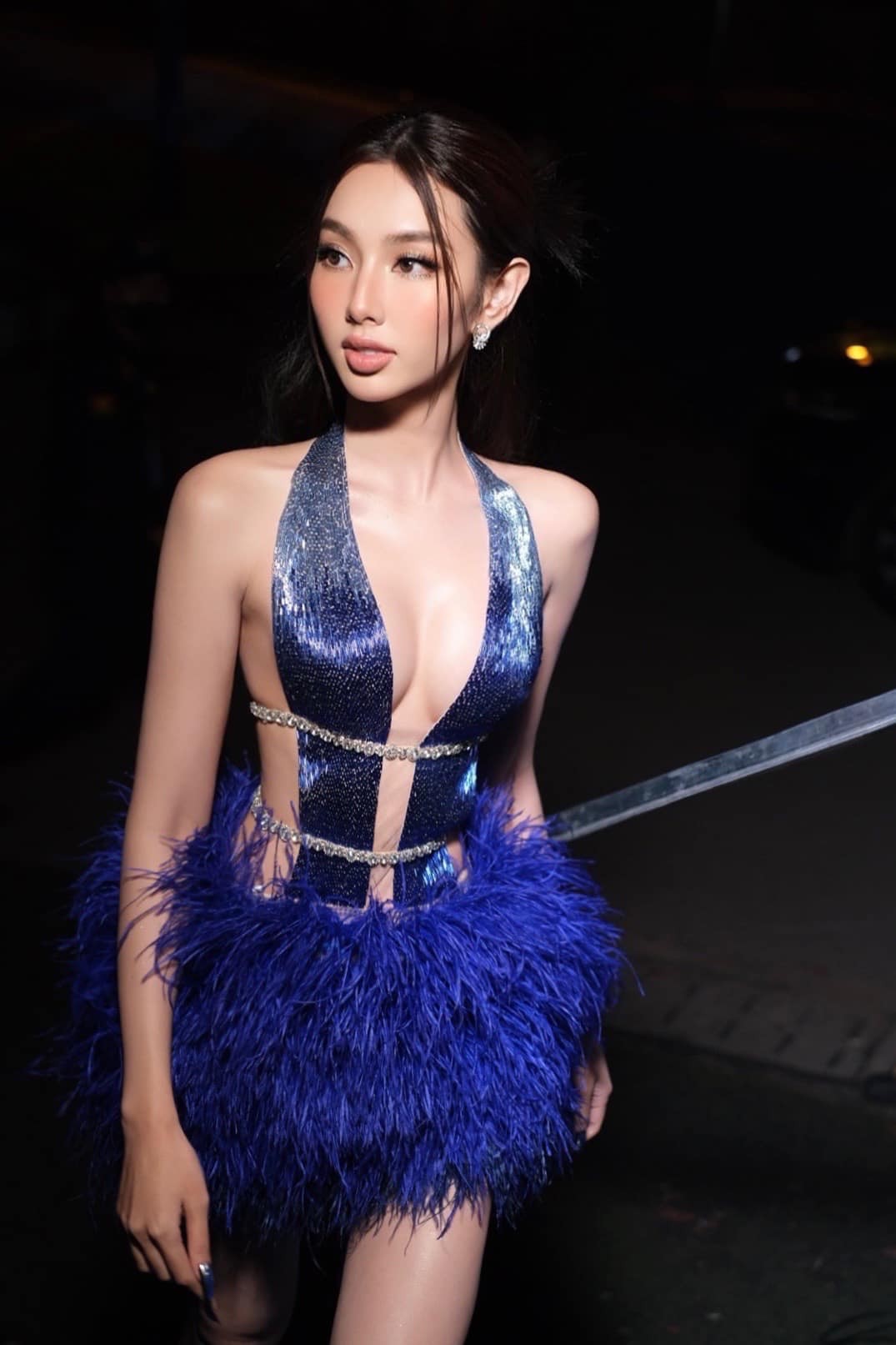 Váy ngắn được Thùy Tiên ứng dụng trong nhiều hoàn cảnh