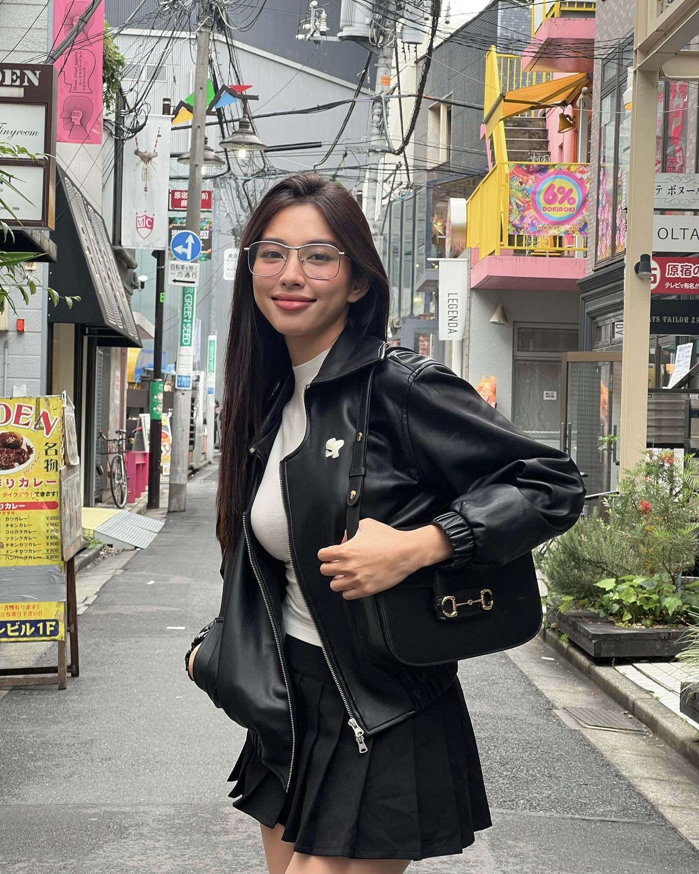 Thùy Tiên năng động với chân váy xếp ly siêu bé