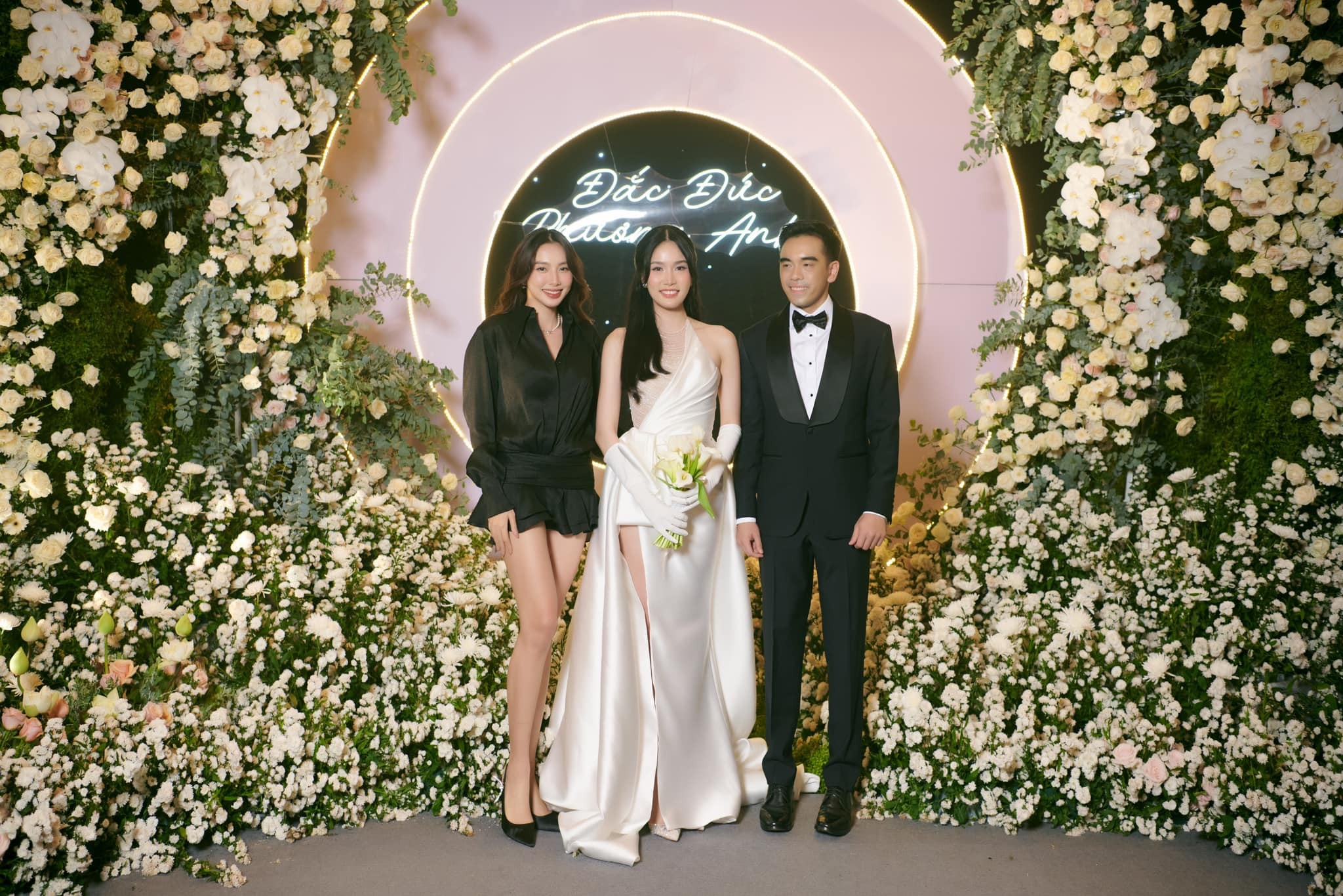 Thùy Tiên dự đám cưới Á hậu Phương Anh với mẫu váy 'không thể ngắn hơn'