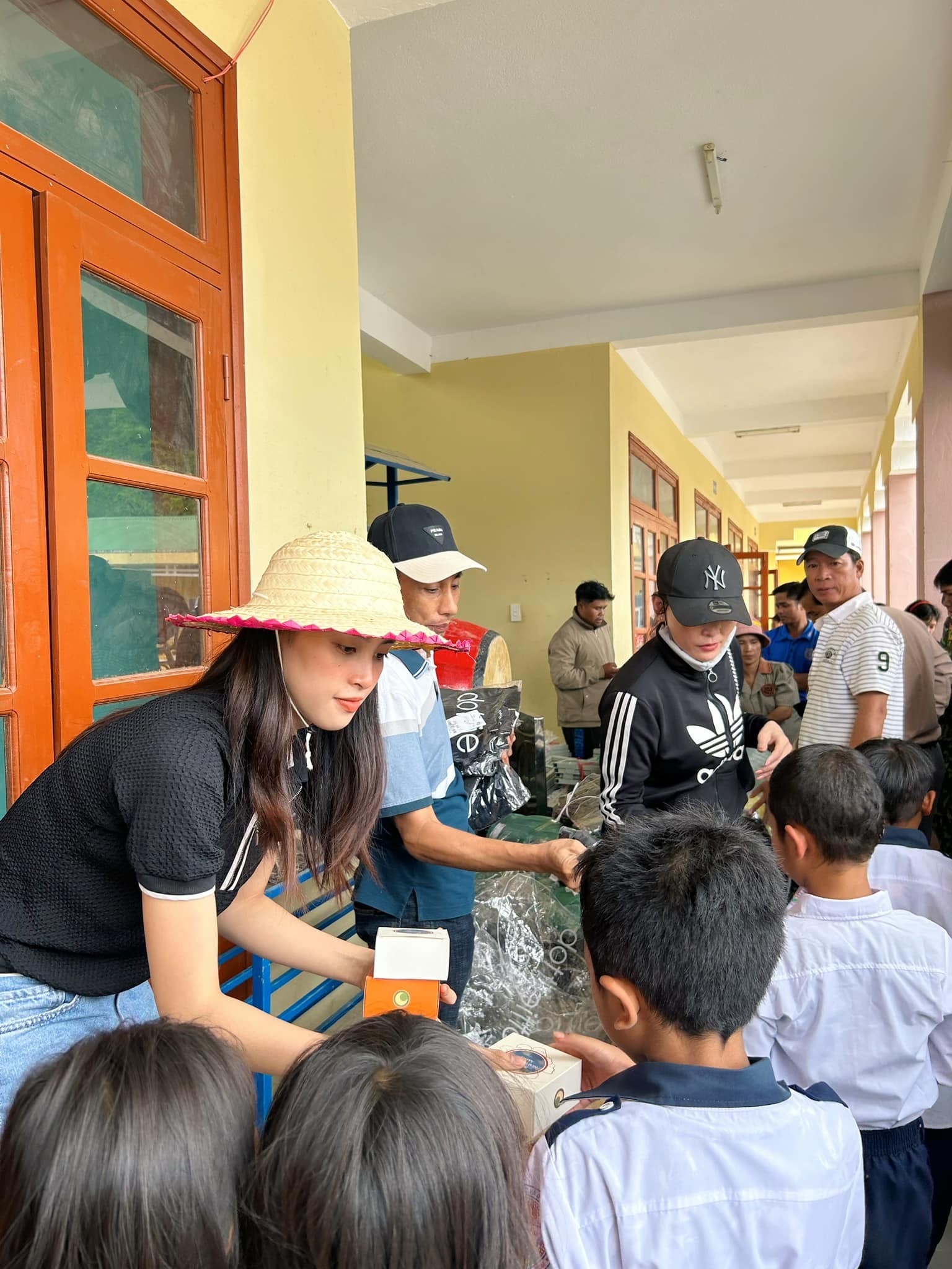 Tiểu Vy trong chuyến thiện nguyện tại quê nhà