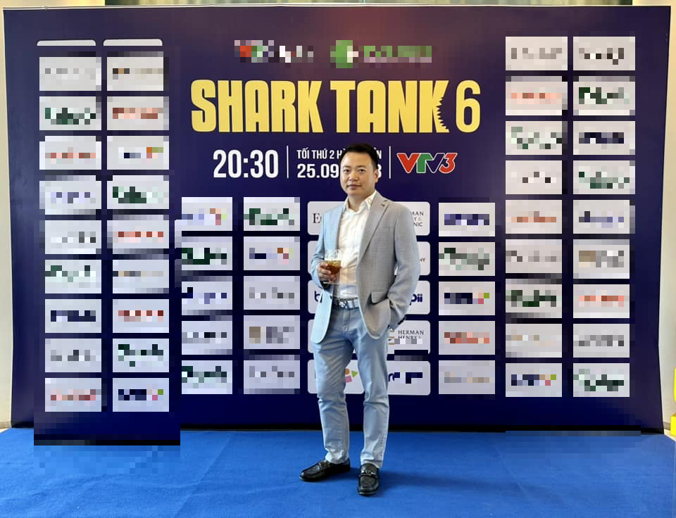 Shark Bình chia sẻ hình ảnh chụp tại khu vực thảm đỏ, dân tình nhận xét ngày càng trẻ trung