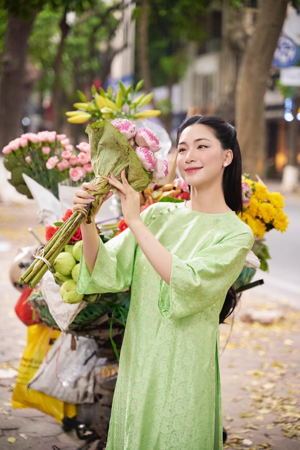 Hòa Minzy nền nã bên gánh hoa thu, fan ngắm 'mòn ảnh' không chán - Ảnh 1 Hòa Minzy nền nã bên gánh hoa thu, fan ngắm 'mòn ảnh' không chán - Ảnh 1