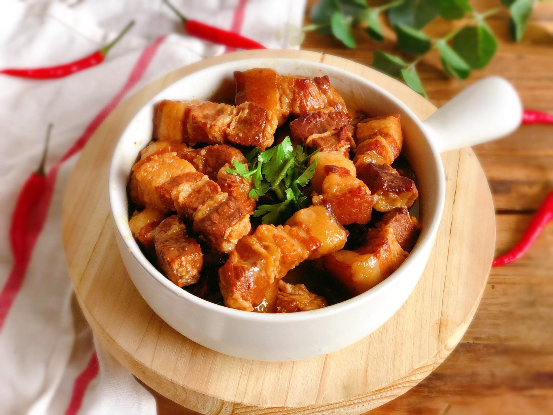 Thịt lợn là thực phẩm phổ biến trong thực đơn hàng ngày