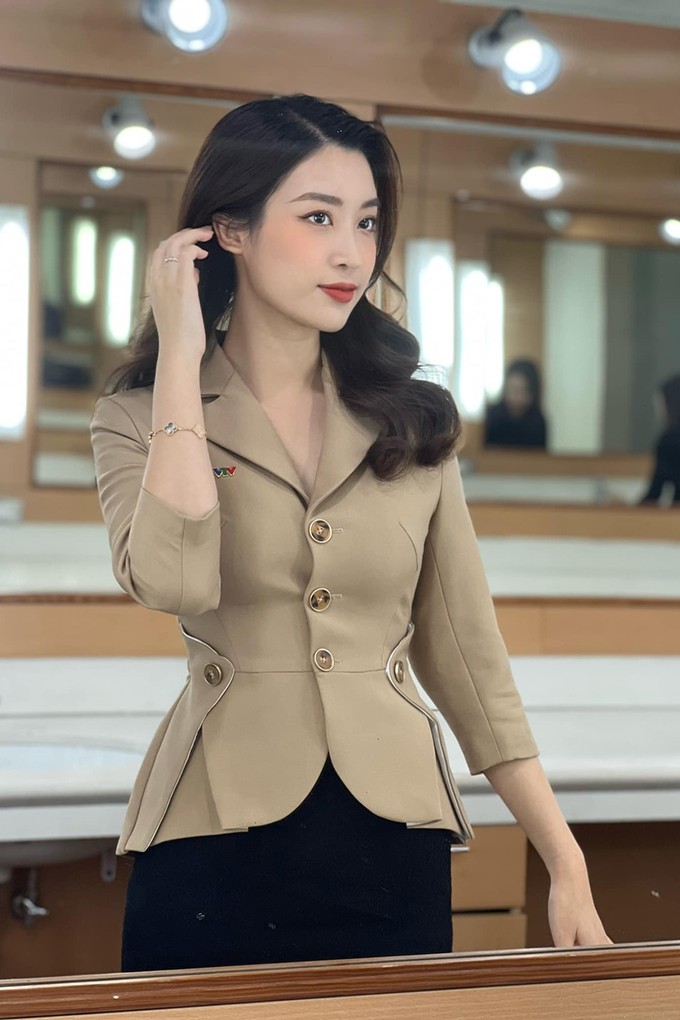 Đỗ Mỹ Linh vẫn đảm nhận vai trò MC của của nhà đài sau khi kết hôn Đỗ Mỹ Linh vẫn đảm nhận vai trò MC của của nhà đài sau khi kết hôn