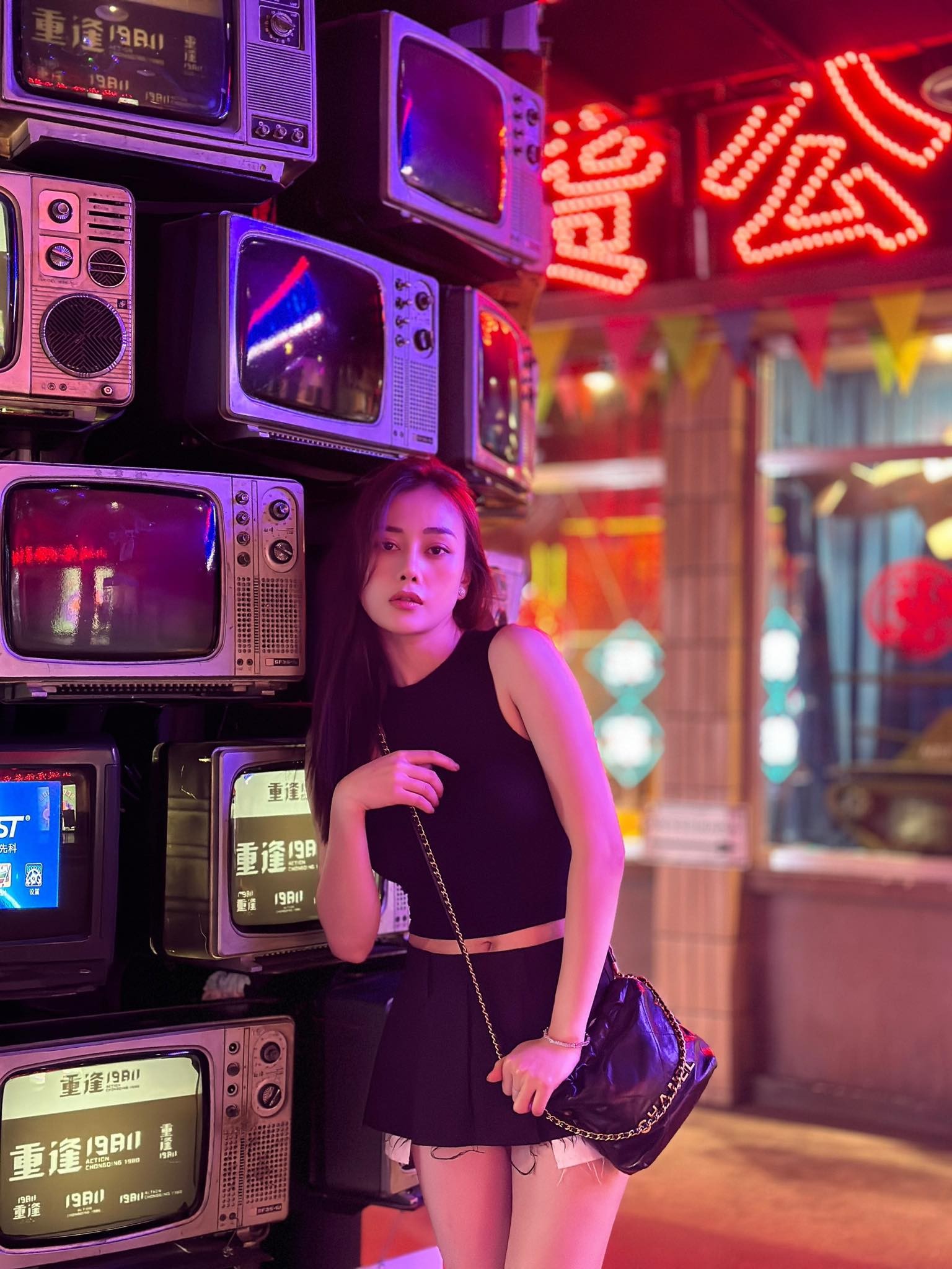 Phương Oanh có niềm đam mê với đồ hiệu, cô nhiều lần lăng xê mẫu túi Chanel boho trị giá khoảng 150 triệu đồng Phương Oanh có niềm đam mê với đồ hiệu, cô nhiều lần lăng xê mẫu túi Chanel boho trị giá khoảng 150 triệu đồng