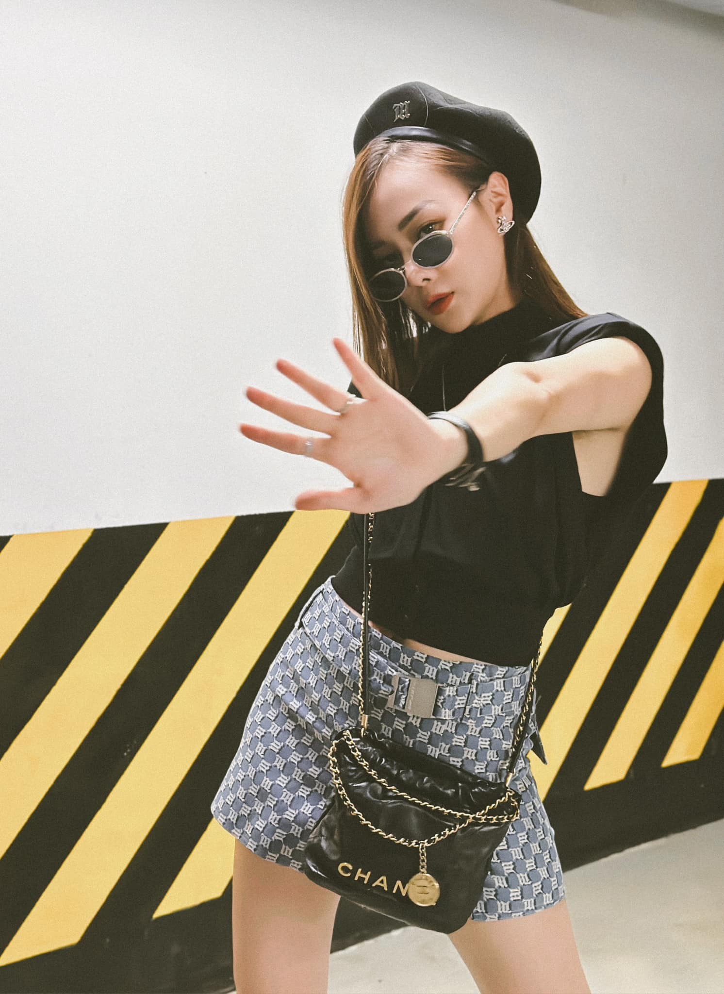 Phương Oanh chia sẻ hình ảnh xuống phố với diện mạo bụi phủi Phương Oanh chia sẻ hình ảnh xuống phố với diện mạo bụi phủi
