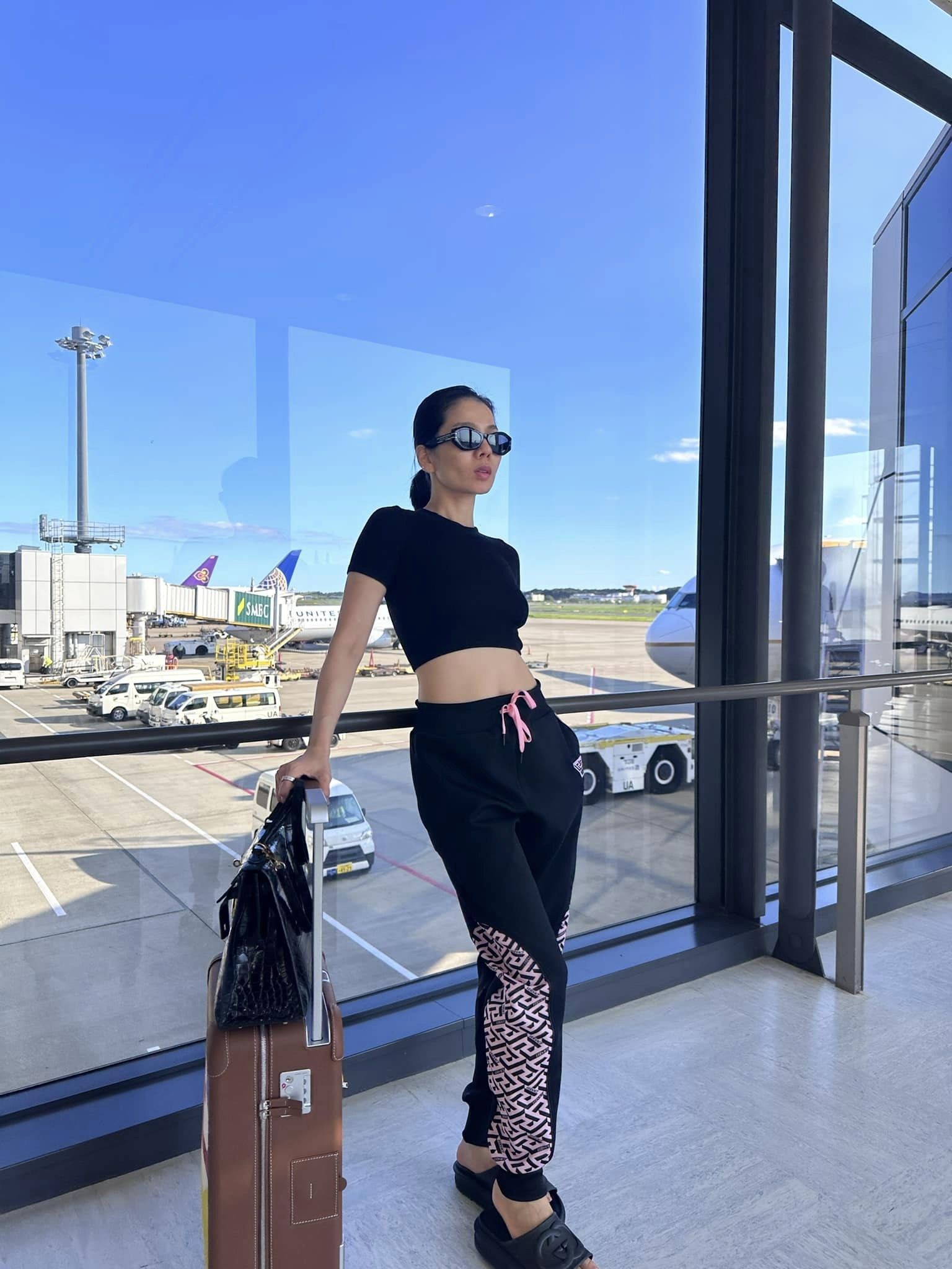 Cô chuộng áo ngắn để phô vòng eo 'đắt giá', không chút mỡ thừa