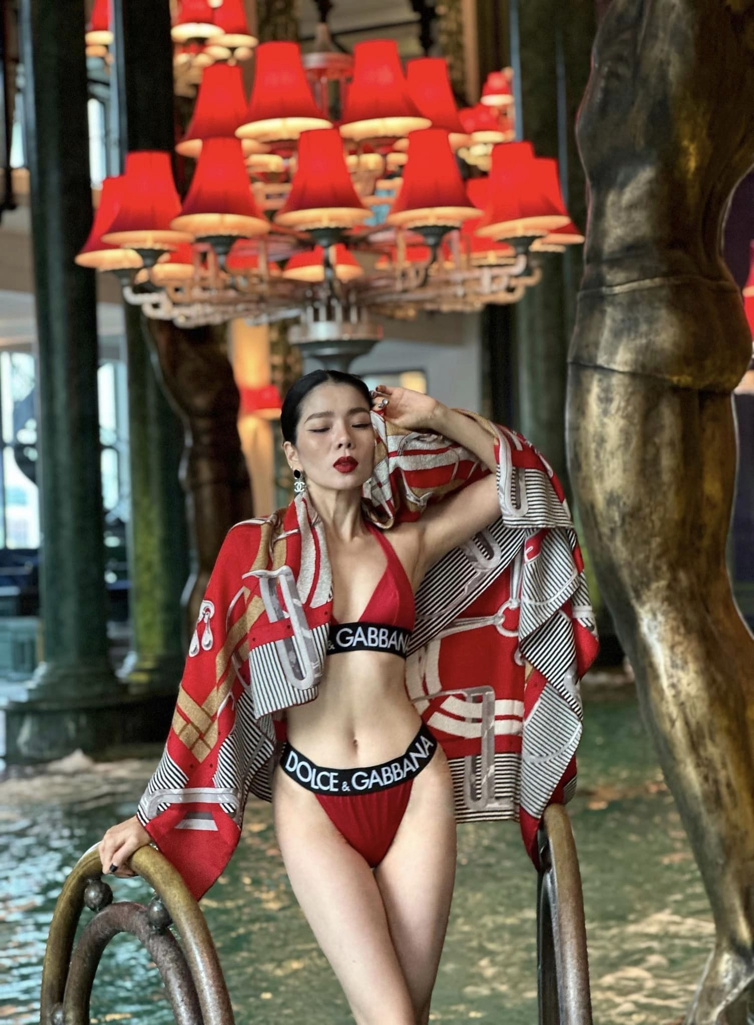 Thiết kế của Dolce & Gabbana phô diễn vòng 2 không chút mỡ thừa cùng  hông quả táo nảy nở