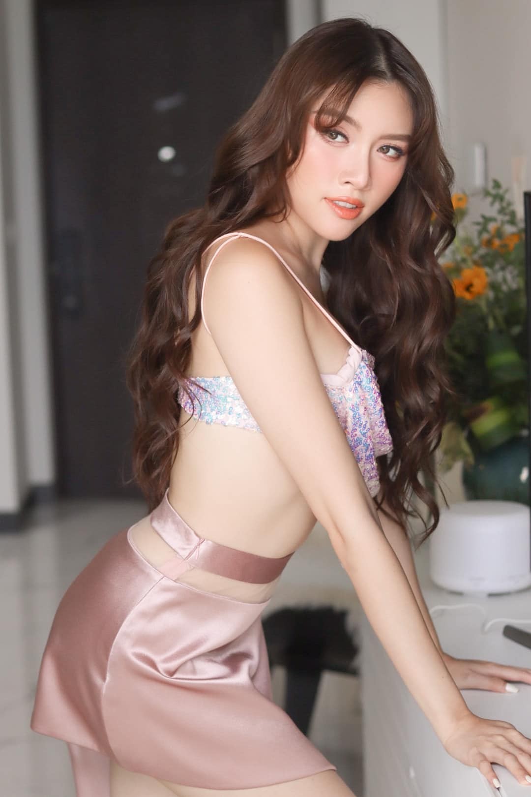 Thanh Thanh Huyền lấp ló vòng 1 với mẫu áo 'tí hon', độ bạo ngày càng tăng - Ảnh 2 Thanh Thanh Huyền lấp ló vòng 1 với mẫu áo 'tí hon', độ bạo ngày càng tăng - Ảnh 2
