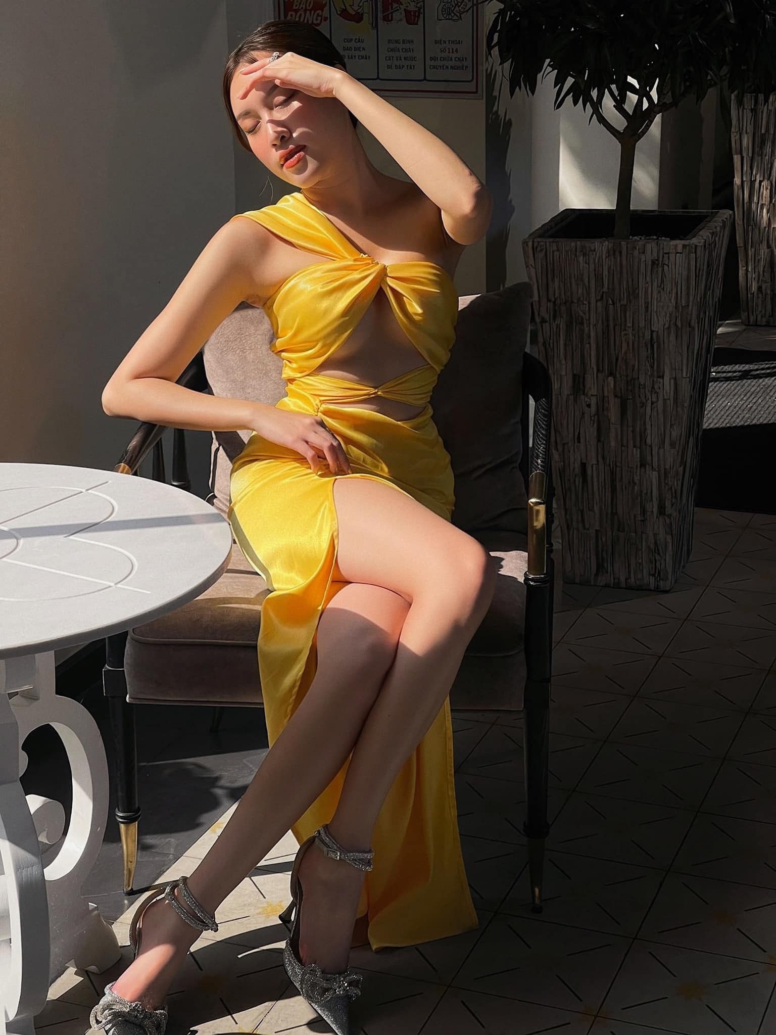 Thanh Thanh Huyền lấp ló vòng 1 với mẫu áo 'tí hon', độ bạo ngày càng tăng - Ảnh 1 Thanh Thanh Huyền lấp ló vòng 1 với mẫu áo 'tí hon', độ bạo ngày càng tăng - Ảnh 1