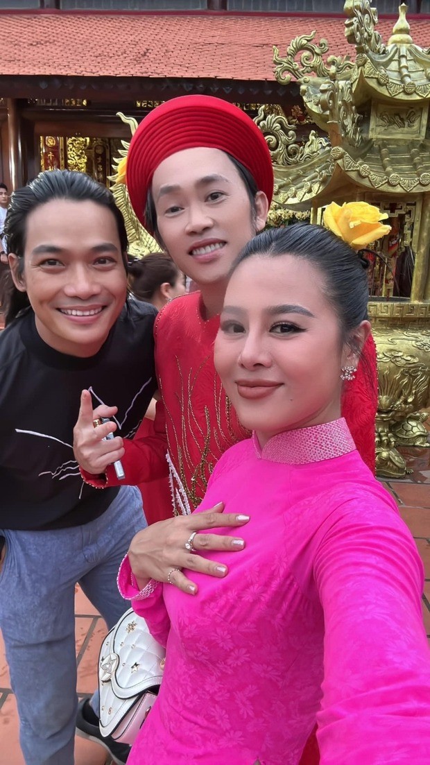 . Hoài Linh cười tươi, vui vẻ chung khung hình với đàn em thân thiết . Hoài Linh cười tươi, vui vẻ chung khung hình với đàn em thân thiết