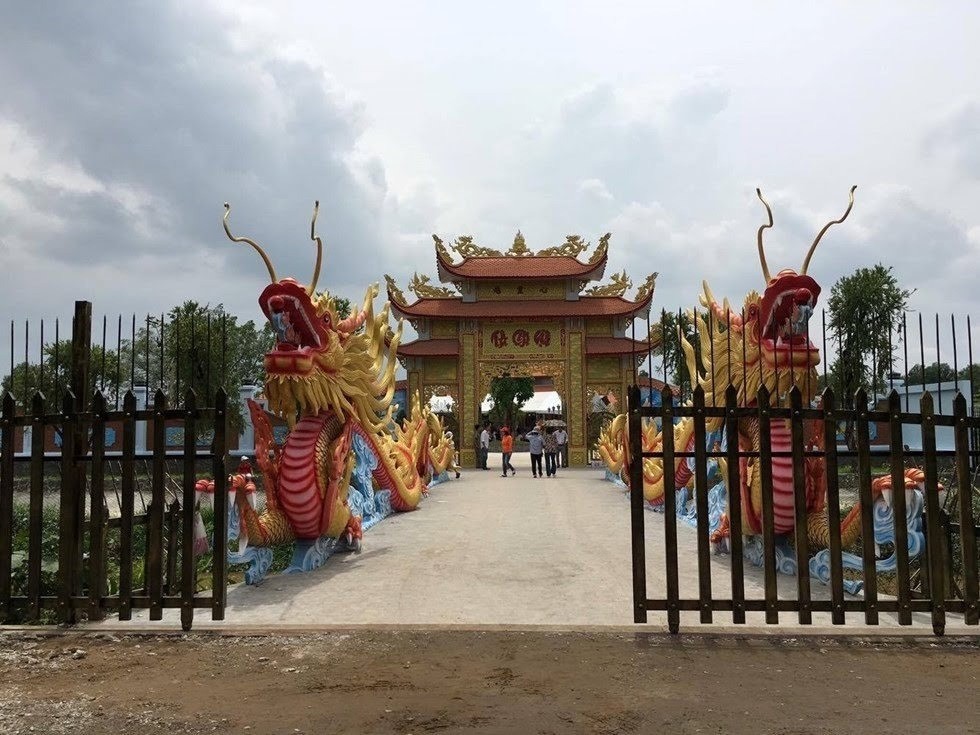 Quang cảnh bên ngoài nhà thờ Tổ do Hoài Linh xây dựng Quang cảnh bên ngoài nhà thờ Tổ do Hoài Linh xây dựng