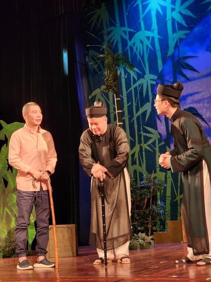 Công Lý hào hứng trở lại sân khấu để tập luyện cùng các đồng nghiệp tại nhà hát Công Lý hào hứng trở lại sân khấu để tập luyện cùng các đồng nghiệp tại nhà hát