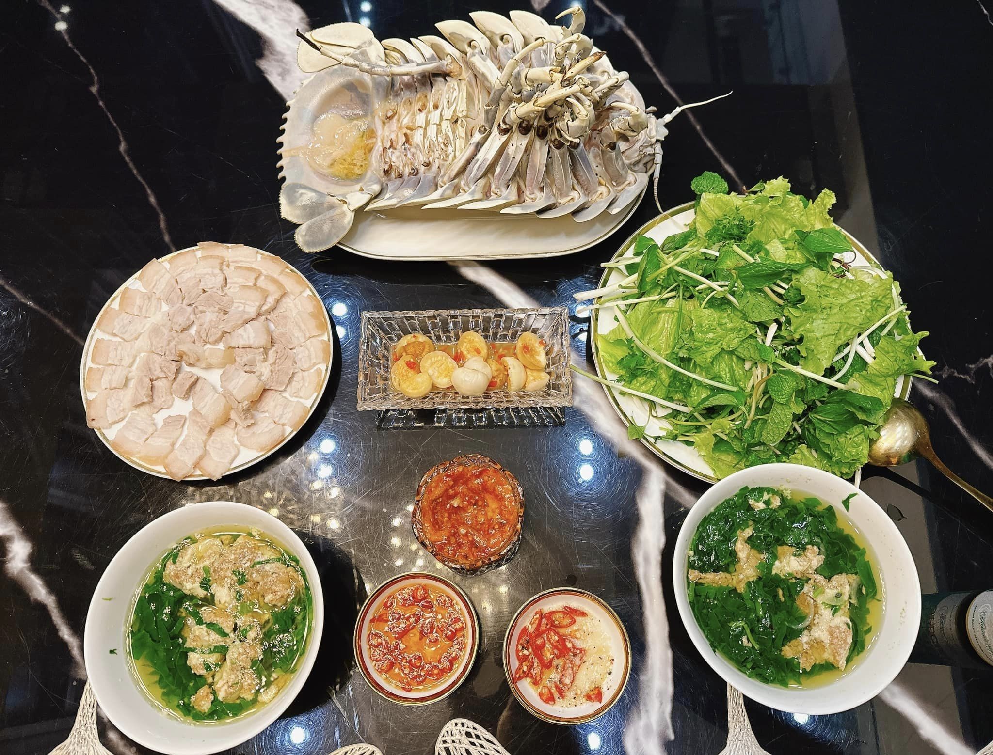 Phương Oanh khoe mâm cơm ngày mưa, dân tình ngưỡng mộ Shark Bình 'số hưởng' - Ảnh 1