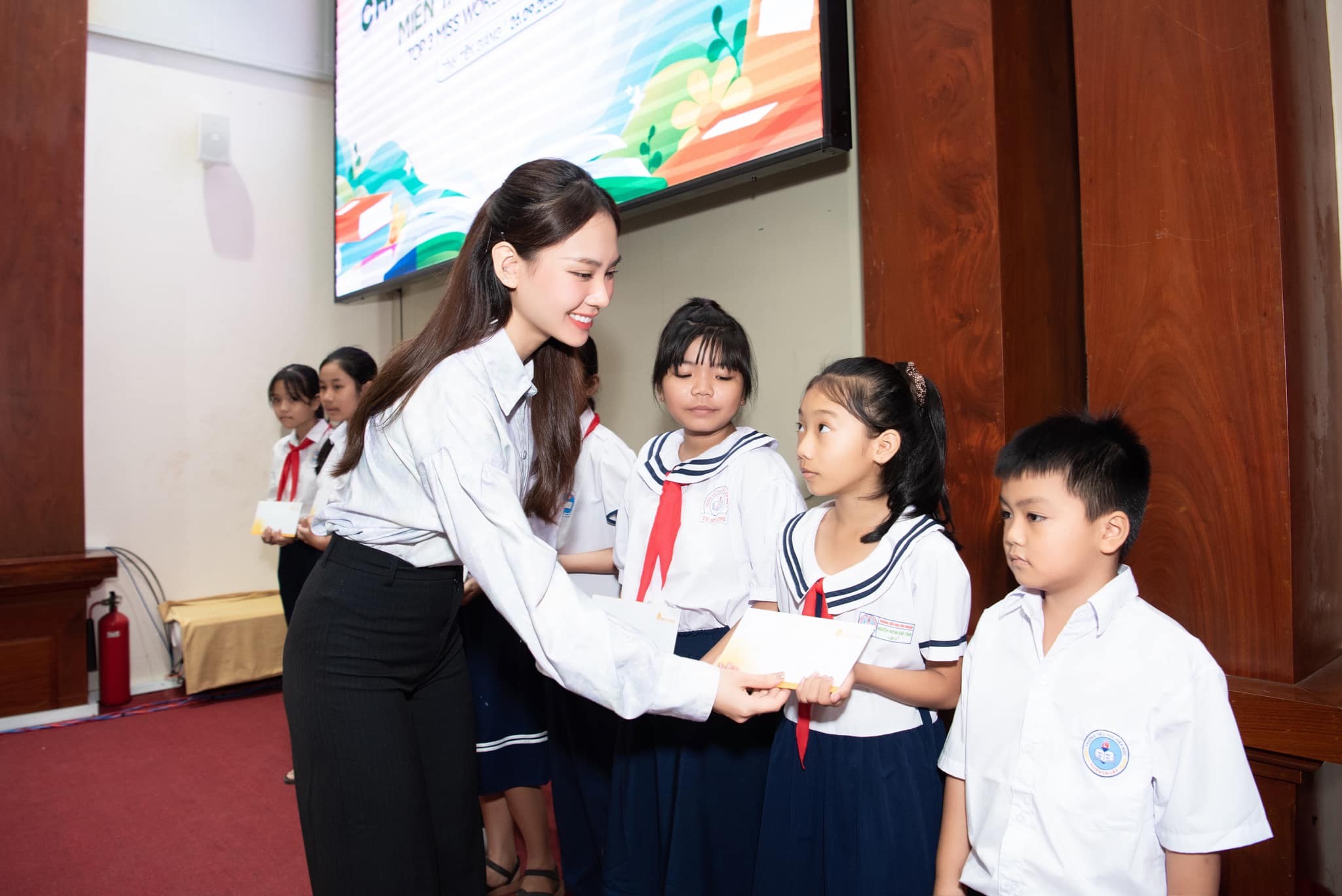 Mai Phương - Phương Nhi nhận cơn mưa khen ngợi trước thềm chinh chiến quốc tế - Ảnh 2