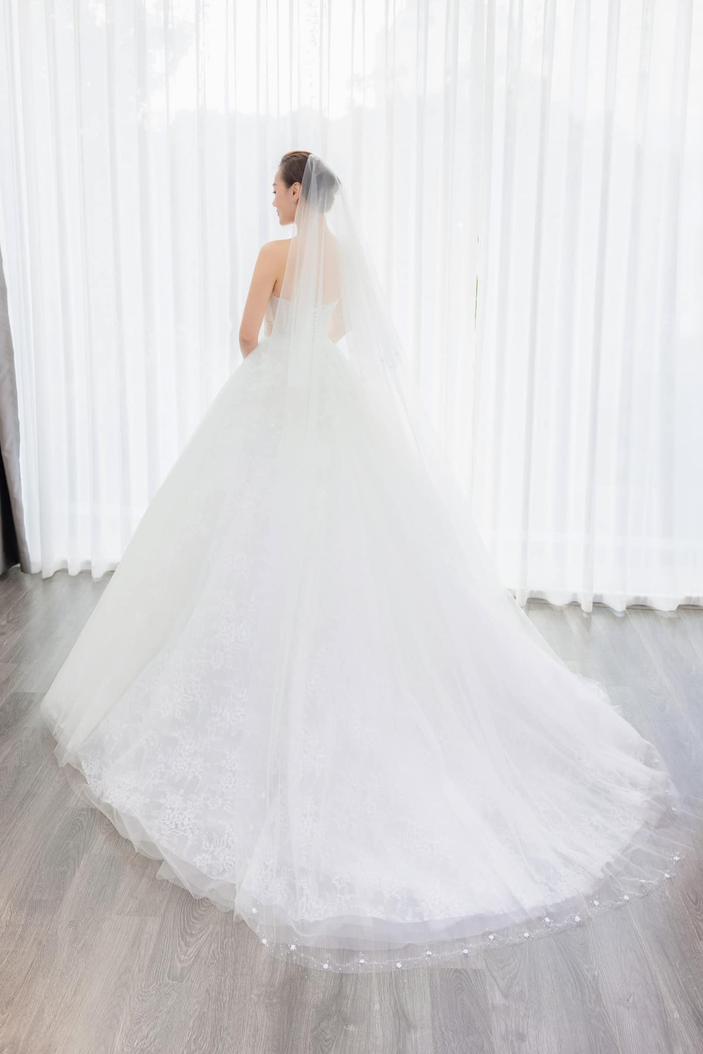 Phương Oanh gây bất ngờ khi chia sẻ hình ảnh diện váy cưới, ngày lên lễ đường với Shark Bình chẳng còn xa