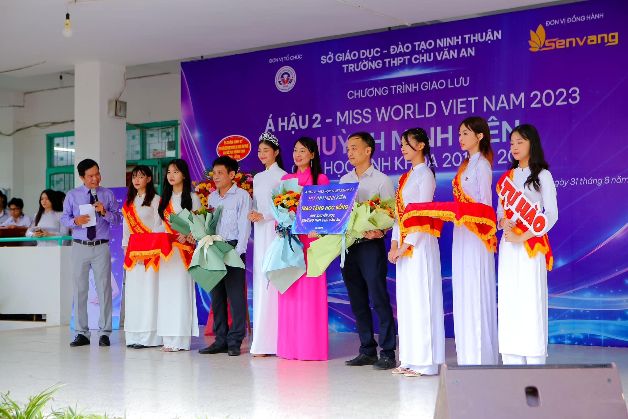 Minh Kiên trao học bổng tại trường cũ