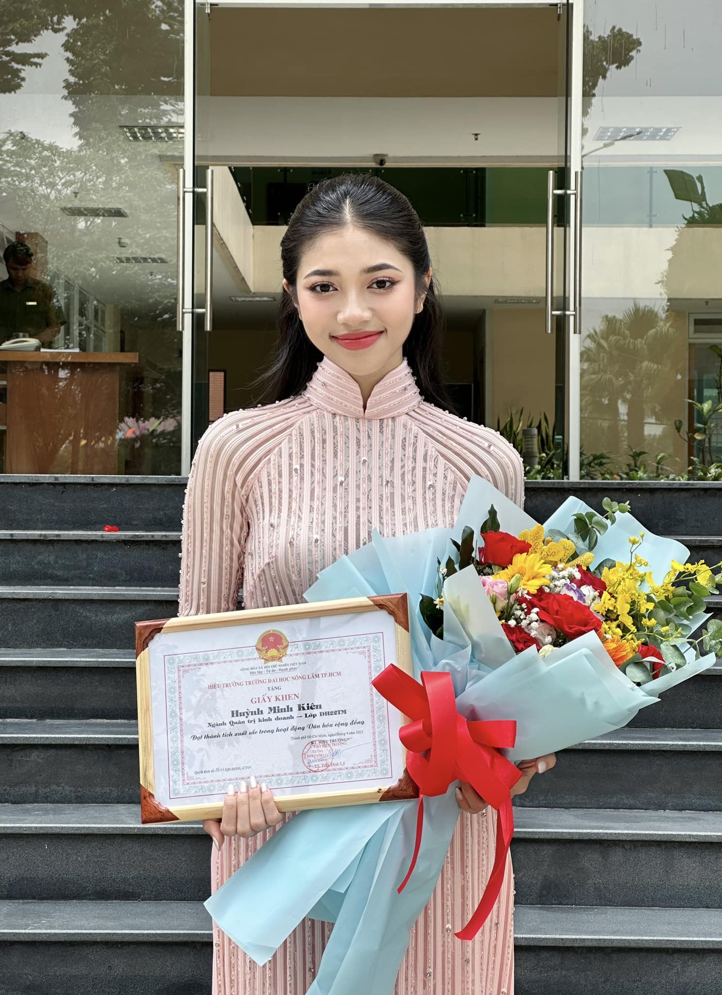 Á hậu Huỳnh Minh Kiên nhận giấy khen đến từ trường Đại học Nông Lâm TP.HCM