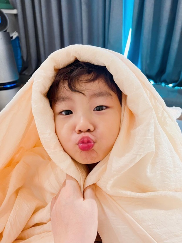 Con trai Hoà Minzy càng lớn càng điển trai và hiểu chuyện, ngoan ngoãn Con trai Hoà Minzy càng lớn càng điển trai và hiểu chuyện, ngoan ngoãn