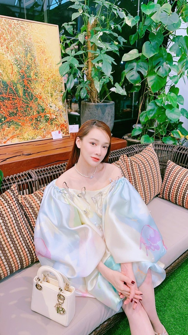 Nhã Phương thường xuyên xuất hiện với vẻ ngoài tươi tắn rạng rỡ, cô chọn trang phục sống giấu bụng Nhã Phương thường xuyên xuất hiện với vẻ ngoài tươi tắn rạng rỡ, cô chọn trang phục sống giấu bụng