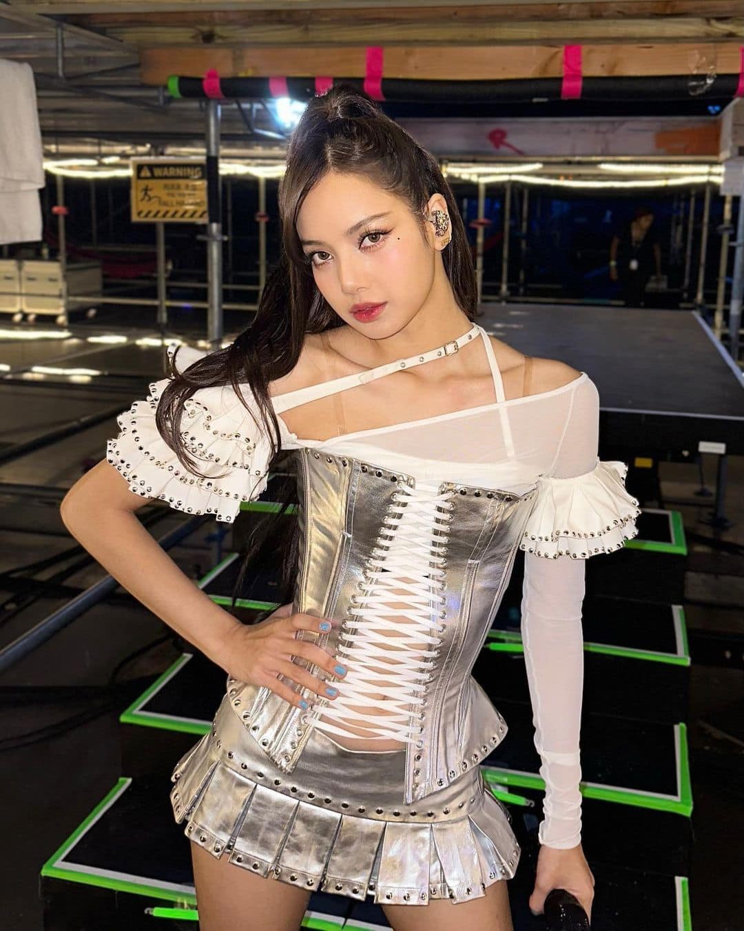 Giữa tranh cãi diễn tại hộp đêm thoát y, gu mặc Lisa 'kiệm vải' cỡ nào? - Ảnh 1