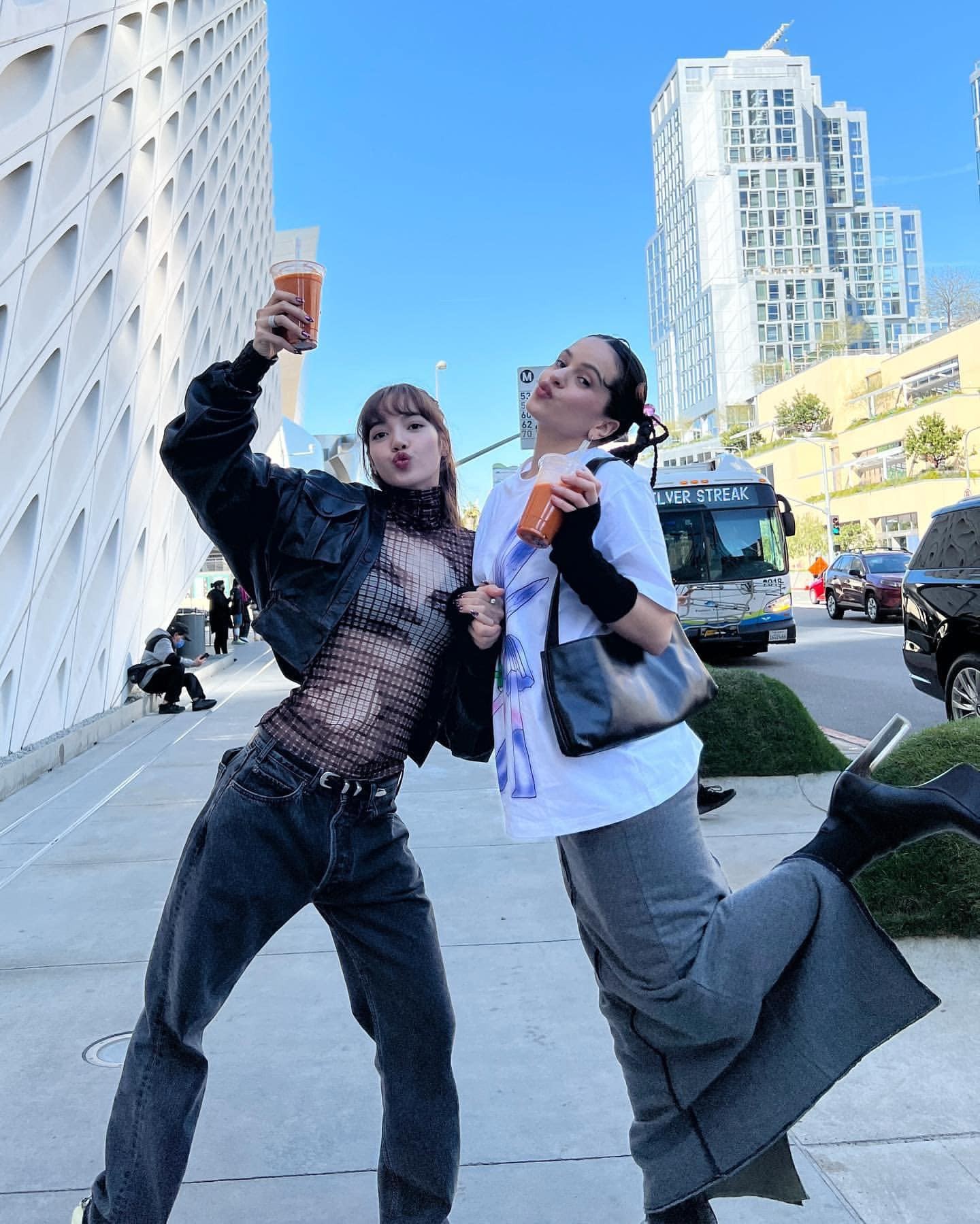 Thời trang xuyên thấu cũng được Lisa cập nhật liên tục trong tủ đồ