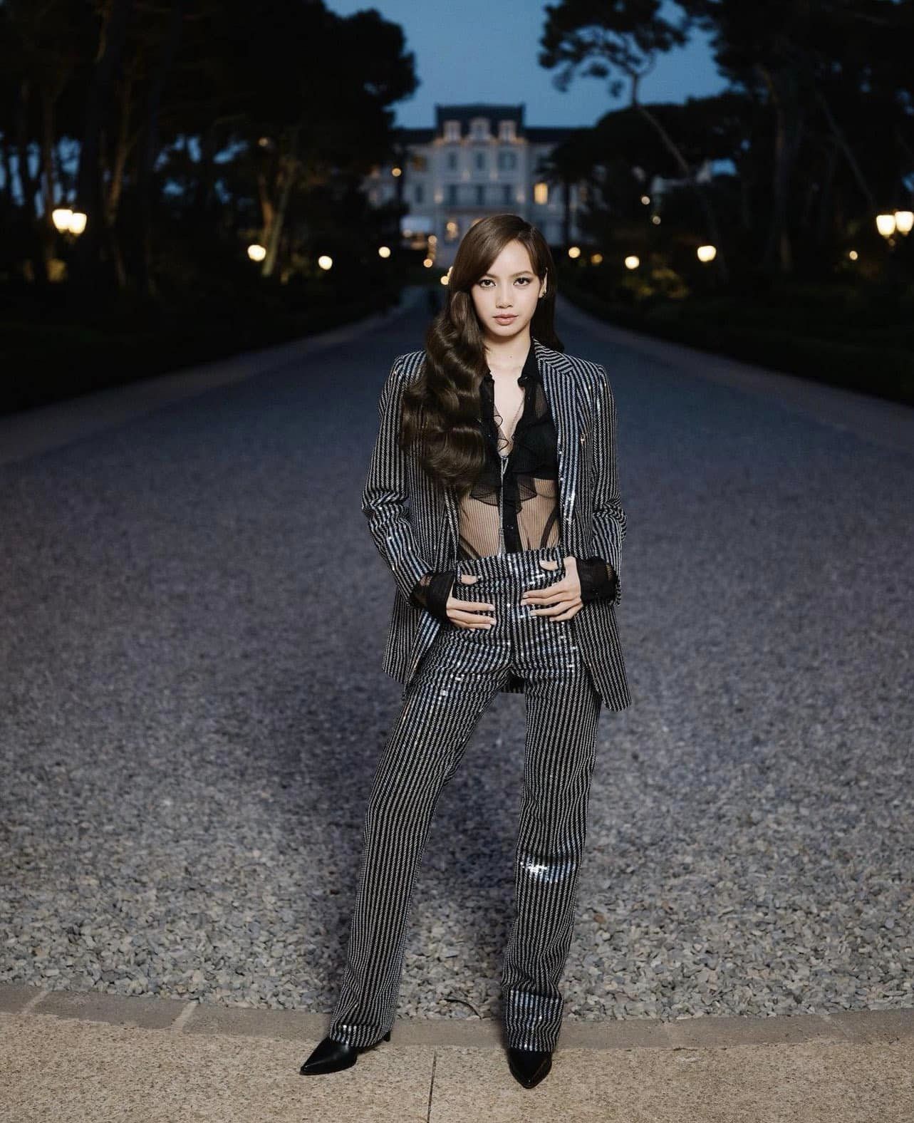 Giữa tranh cãi diễn tại hộp đêm thoát y, gu mặc Lisa 'kiệm vải' cỡ nào? - Ảnh 2