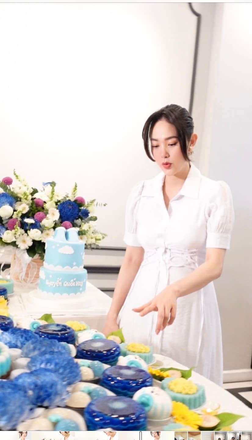 Minh Hằng tổ chức tiệc đầy tháng cho con trai theo phong tục truyền thống, gọn nhẹ với các thành viên hai bên gia đình Minh Hằng tổ chức tiệc đầy tháng cho con trai theo phong tục truyền thống, gọn nhẹ với các thành viên hai bên gia đình