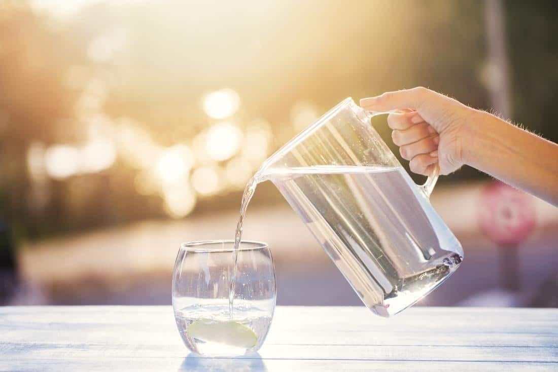 Chuẩn bị một ly nước ấm và uống sau khi vừa ngủ dậy sẽ giúp kích thích hệ tiêu hóa Chuẩn bị một ly nước ấm và uống sau khi vừa ngủ dậy sẽ giúp kích thích hệ tiêu hóa