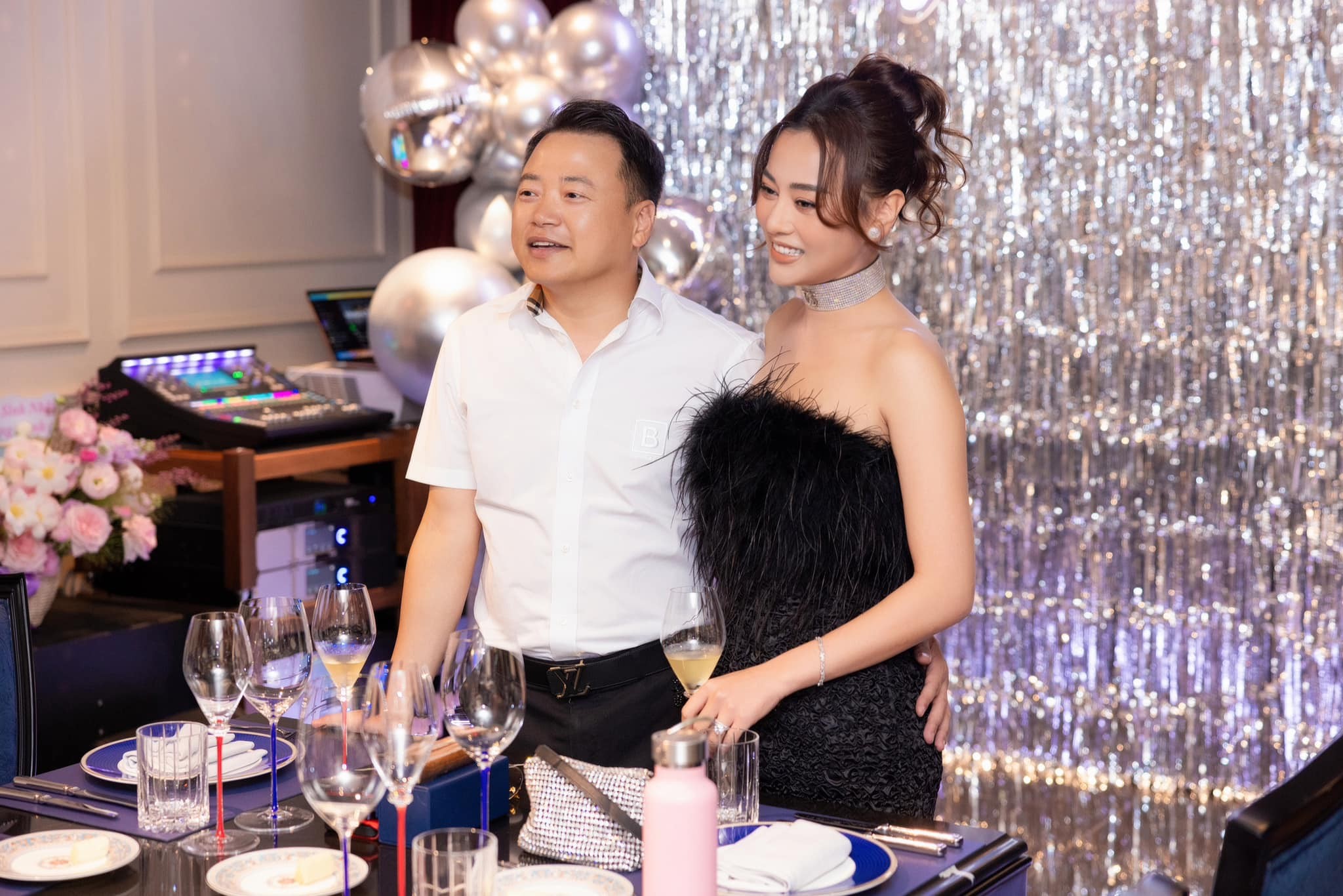 Shark Bình phong độ trong tiệc sinh nhật của Phương Oanh