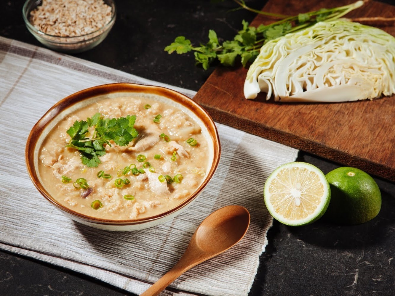 Cháo yến mạch giúp kiểm soát cân nặng và là nguồn chất xơ dồi dào