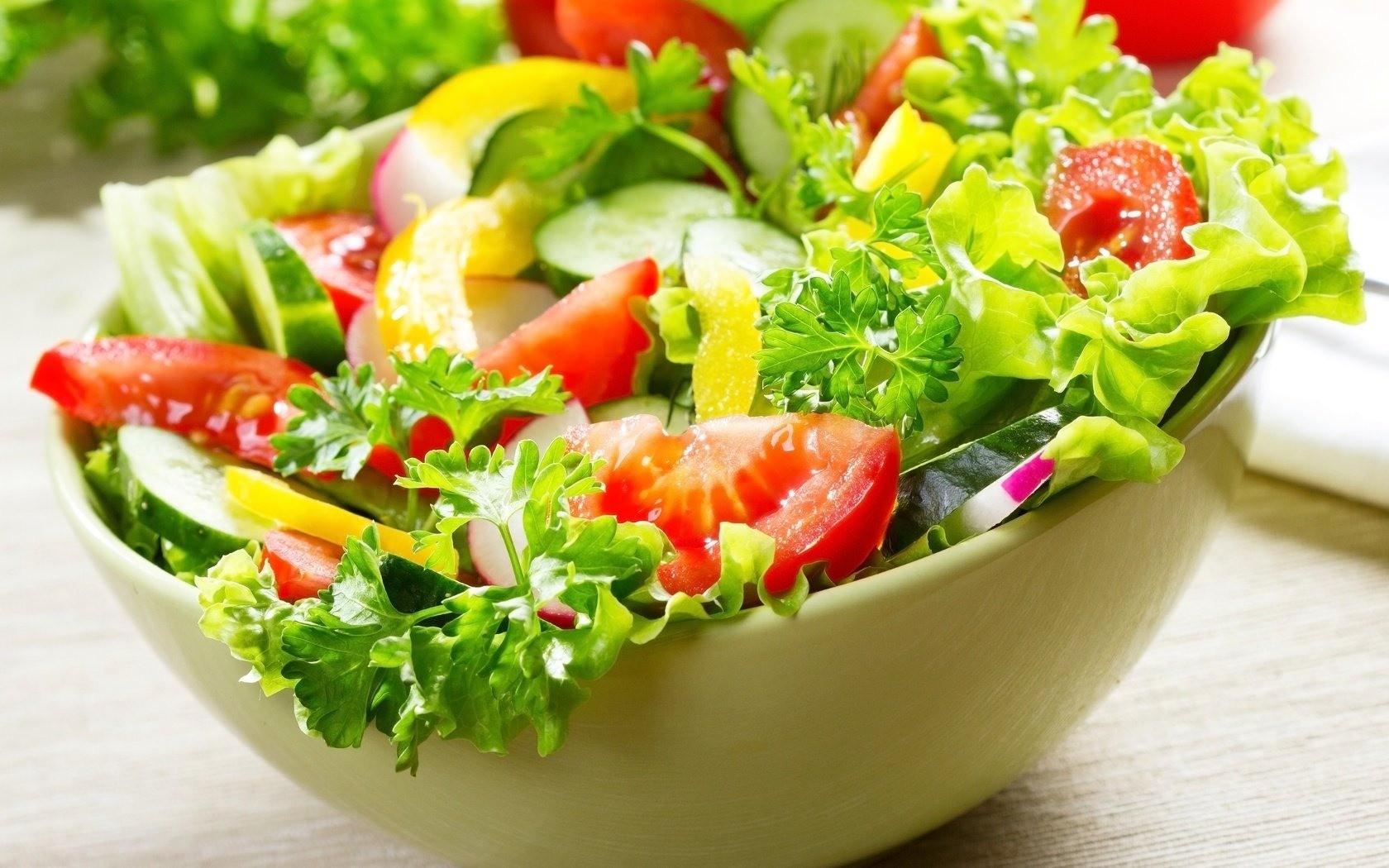 Salad rau củ là nguồn vitamin và khoáng chất dồi dào, giúp giảm cân