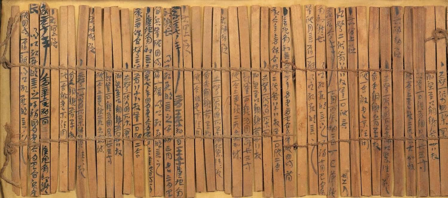 Khi mà giấy vẫn chưa được sử dụng rộng rãi, người xưa chủ yếu viết lên tấm tre