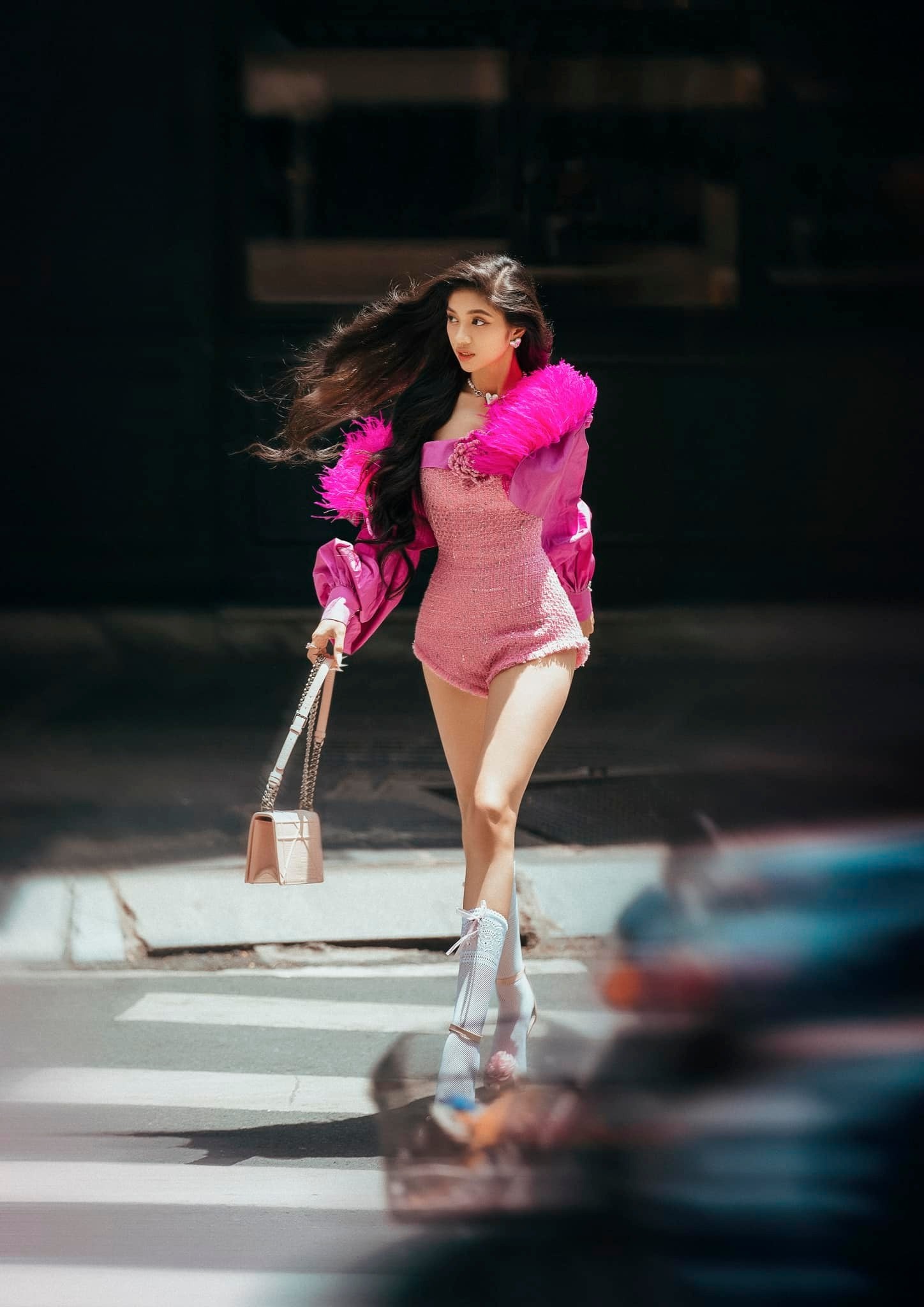 Video: Đôi chân 'thẳng như sào' của Minh Kiên, Đỗ Thị Hà nay có đối thủ - Ảnh 2