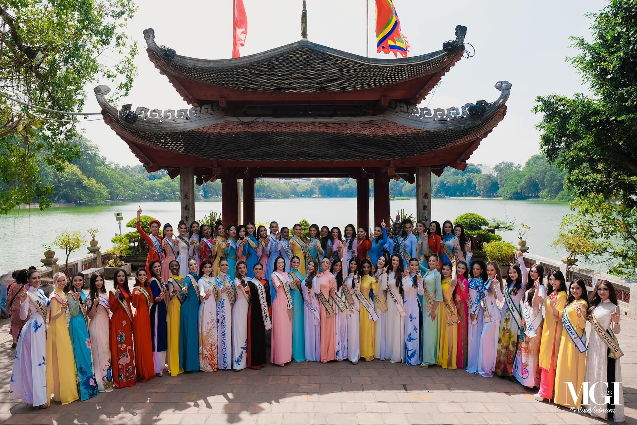 Video: Lê Hoàng Phương diện áo dài đọ sắc cùng các mỹ nhân Miss Grand International 2023 - Ảnh 7 Video: Lê Hoàng Phương diện áo dài đọ sắc cùng các mỹ nhân Miss Grand International 2023 - Ảnh 7