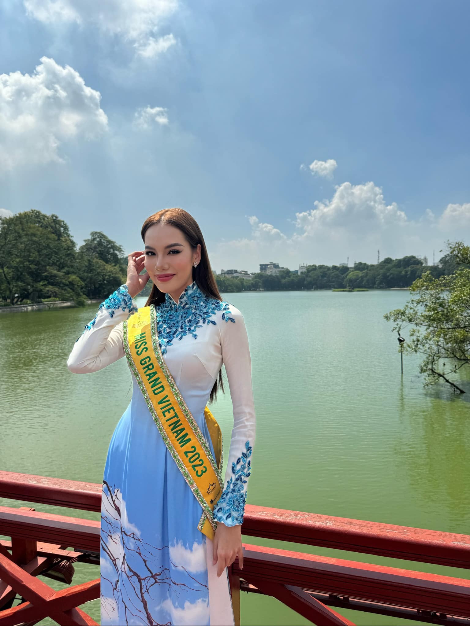 Video: Lê Hoàng Phương diện áo dài đọ sắc cùng các mỹ nhân Miss Grand International 2023 - Ảnh 3 Video: Lê Hoàng Phương diện áo dài đọ sắc cùng các mỹ nhân Miss Grand International 2023 - Ảnh 3